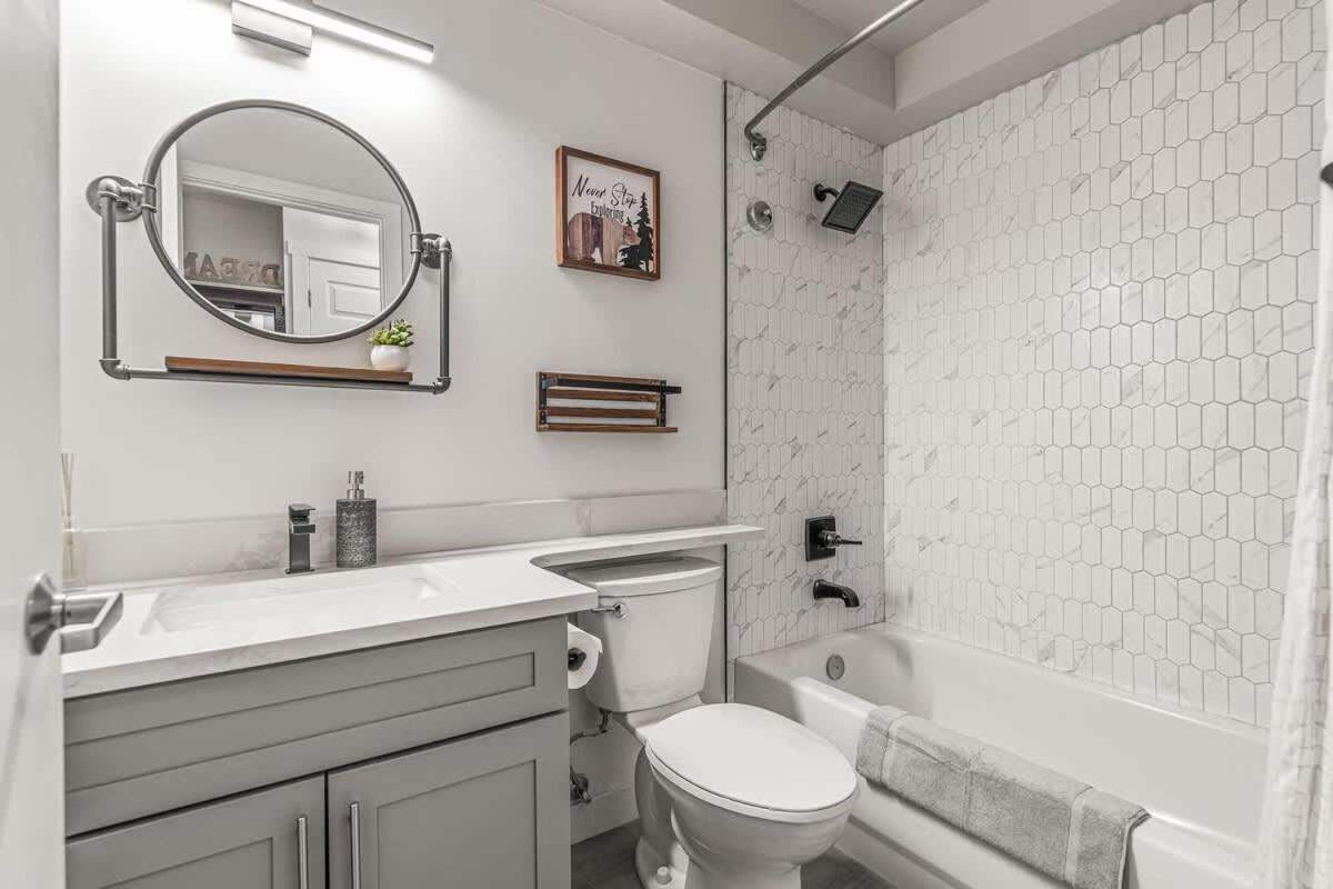 W118 New! Central Canmore- Light Industrial Hotel Room Εξωτερικό φωτογραφία